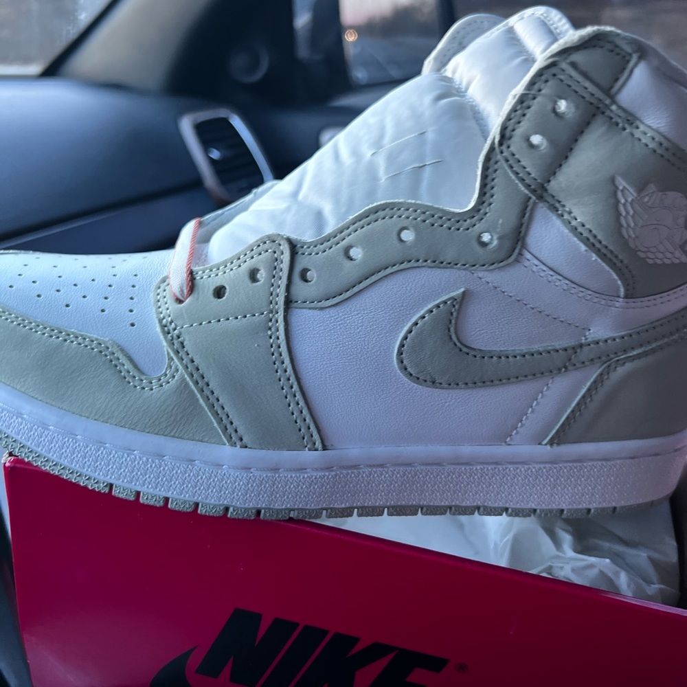 Size 10.5 w Air Jordan 1 Retro High "Seafoam"
